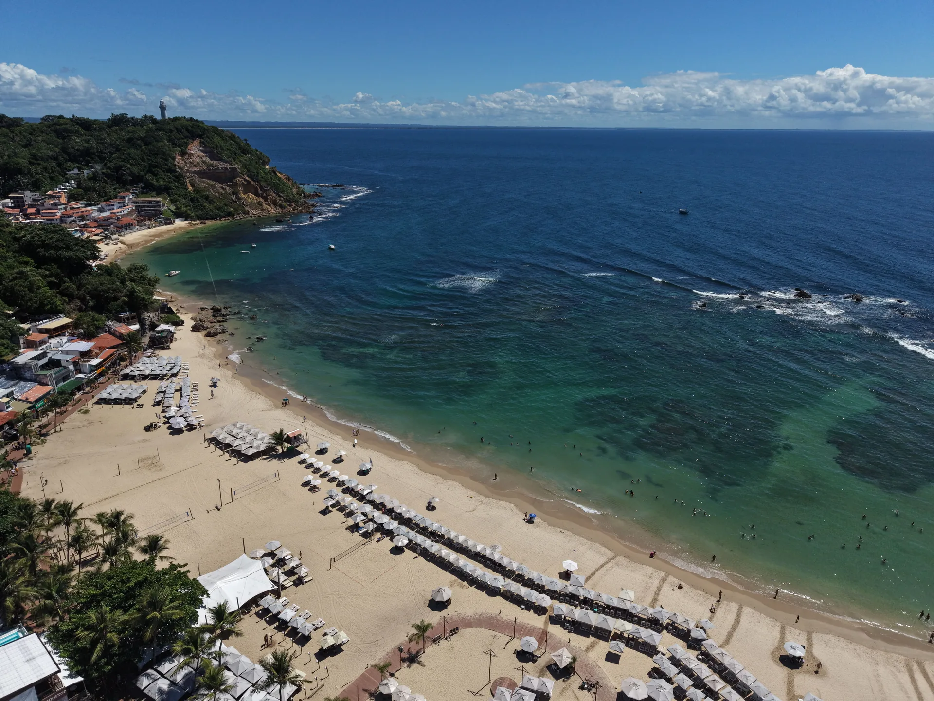 Vista aérea da Segunda Praia de Morro de São Paulo com farol ao fundo — Bahia